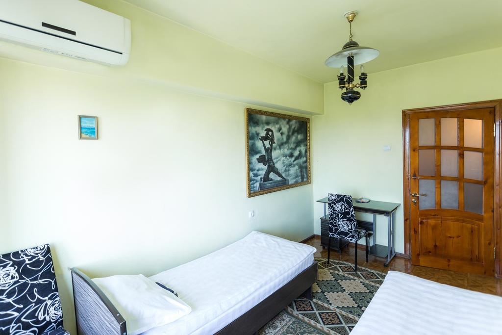 Ussr Hostel Bishkek Room photo